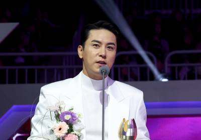 [포토]장민호, 베스트어덜트컨템포러리상 수상