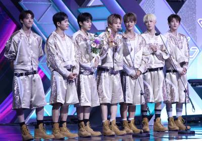 [포토] 넥스지, KGMA 'K팝 해외 아티스트' 상 수상