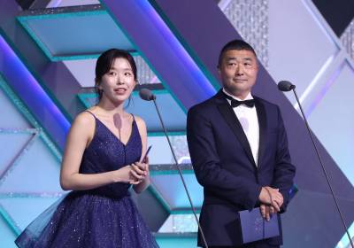 [포토] 시상자로 나선 배우 윤가이와 훌루 재팬 CCO