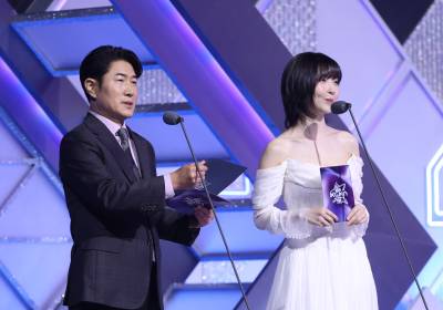 [포토] 시상자로 나선 김호상 ENA 대표와 배우 주현영