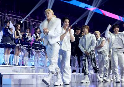 [포토]스트레이키즈, 동료들의 축하 속 수상