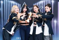 [단독] 키스오브라이프 “올해 첫 상이 ‘2025 KGMA’... 팝스타 같은 무대 어떠셨나요?” [IS인터뷰]