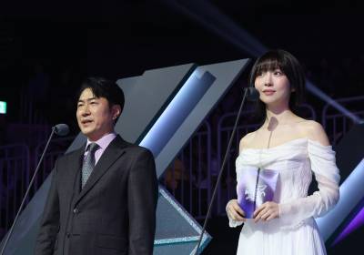 [포토]시상하는 김호상 대표-주현영