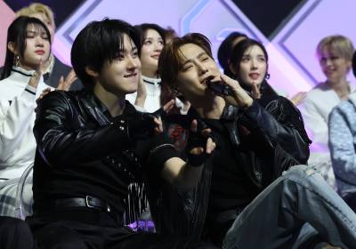 [포토]수호, 후배 킥플립 계훈 옆에서