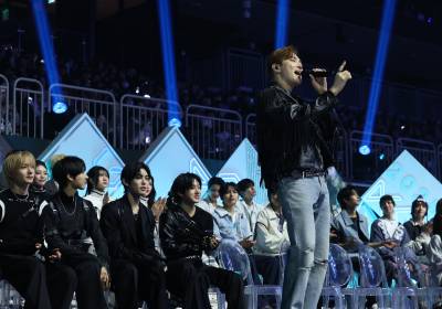 [포토]수호, 후배들 앞에서 열창