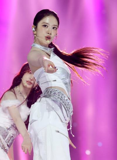 장원영도 착각…안유진 KGMA 연일 화제, 왜?