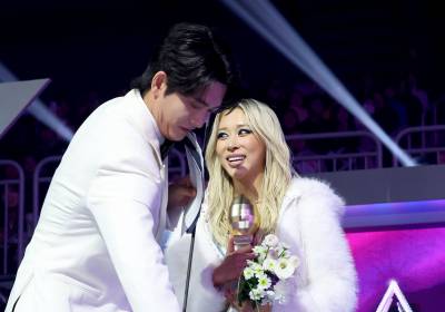 [포토]강태오, 다정한 마이크 조정