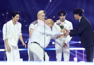 [포토]토니안, 스트레이키즈에게 그랜드아너스초이스 시상