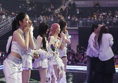 [포토]아이브 안유진, 손키스로 팬들에게 감사인사