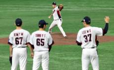 프로 데뷔 시즌에 한일전 선발 등판...정우주, PO 4차전 쾌투 재연할까