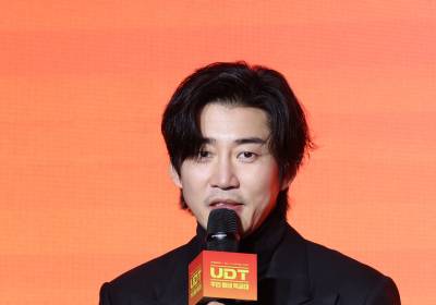 [포토] 인사말 하는 윤계상