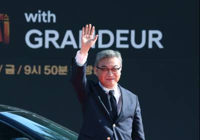 [포토] 반가움에 힘껏 손 들어 올리는 김의성