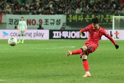 PK 실축, 골대 강타...우여곡절 끝 가나전 신승