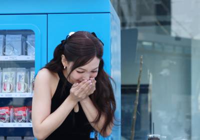 [포토] 트와이스 나연, 제품 떨어뜨렸는데 어떡해~