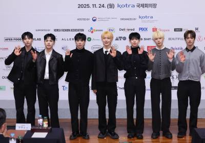 [포토] 넥스지, 늠름한 손인사