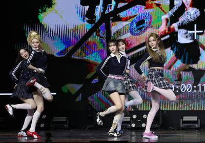 [포토] 트리플에서 미소녀즈 제니스, 한쪽 다리 들고 얍~