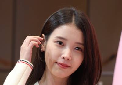 [포토] 아이유, 머리칼 넘기는 요정