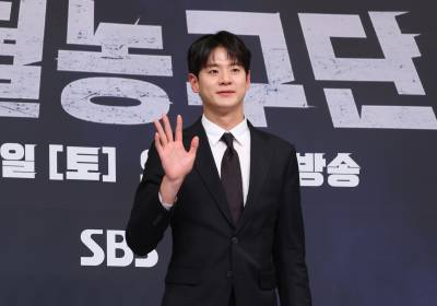 [포토] 문수인, 수줍은 손인사