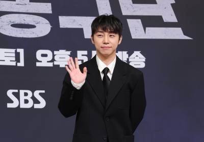 [포토] 정규민, 수줍은 손인사