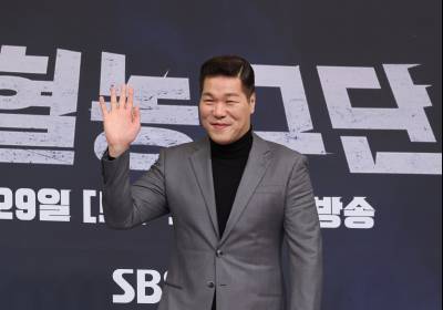 [포토] 서장훈, 감독의 인자한 손인사