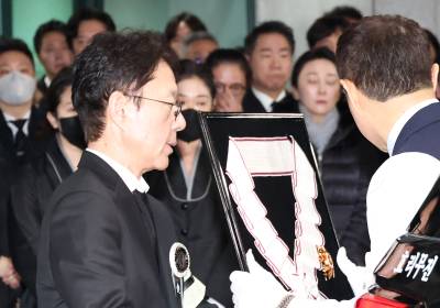 [포토] 무거운 분위기 속 故 이순재 발인 엄수