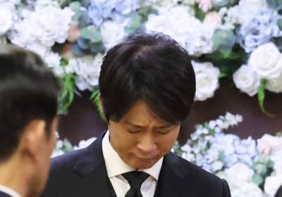 [포토] 故 이순재 영결식, 헌화하는 최수종