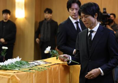 [포토] 영결식 헌화하는 최수종