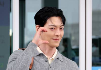 [포토]결혼 앞둔 김우빈, 하트는 이제 기본 장착