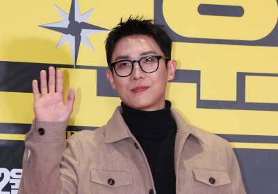 [포토] 이준, 멋진 손인사