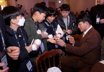 [포토]안현민, 어린이팬들에게 인기 최고