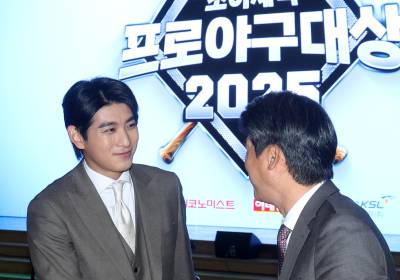 [포토]설종진 감독에게 인사하는 이정후