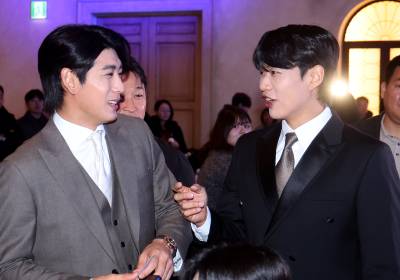 [포토]송성문, 이정후에게 MLB상담?