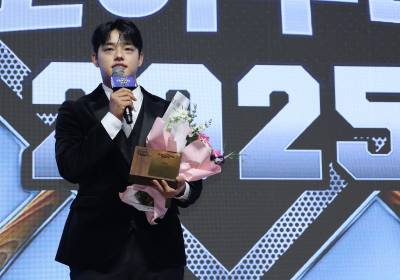 [포토]문동주, 기록상 수상