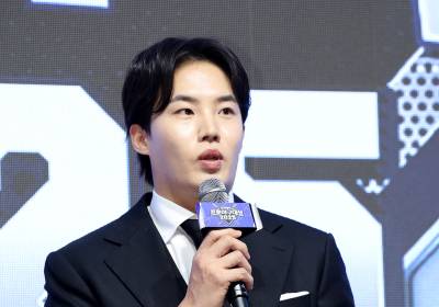 [포토]임찬규, 최고투수상 원태인과 공동 수상