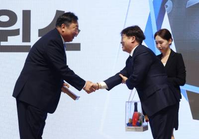 [포토]프런트상 수상한 차명석 LG단장