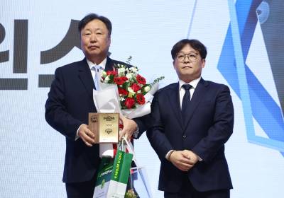[포토]프런트상 수상한 차명석 LG단장