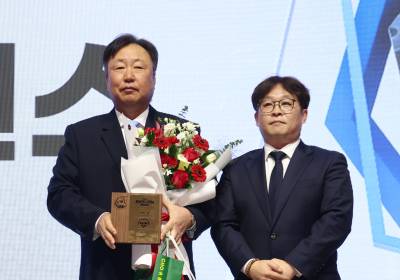 [포토]프런트상 수상한 차명석 LG단장