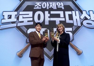 [포토]2025조아제약 프로야구 대상, 안현민과 폰세의 품으로