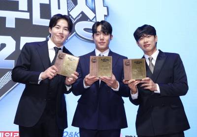 [포토]최고투수상 임찬규·원태인과 최고야수상 송성문, 트로피 들고