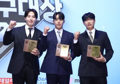 [포토]최고투수상 임찬규·원태인과 최고야수상 송성문, 트로피 들고