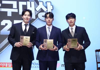 [포토]최고투수상 임찬규·원태인과 최고야수상 송성문, 트로피 들고