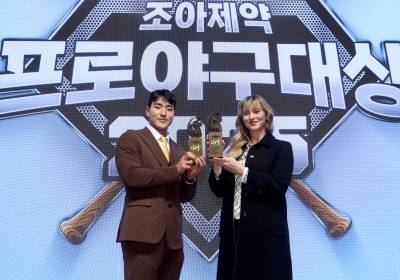 [포토]안현민-폰세, 2025프로야구 최고의 주인공