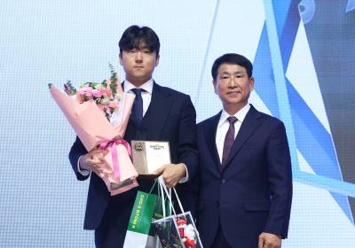[포토]LG 송승기, 신인상 수상