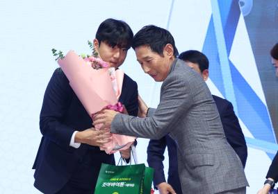 [포토]LG 송승기 '신인상' 수상, 염경엽 감독 꽃다발 전달