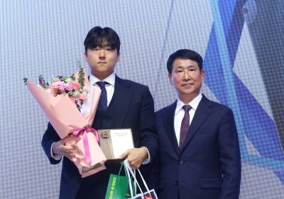 [포토]LG 송승기, 신인상 수상