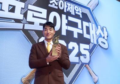 [포토]KT 안현민, 2025조아제약프로야구 대상 수상