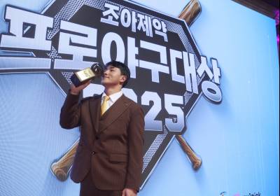 [포토]KT 안현민, 대상 트로피에 키스 세리머니