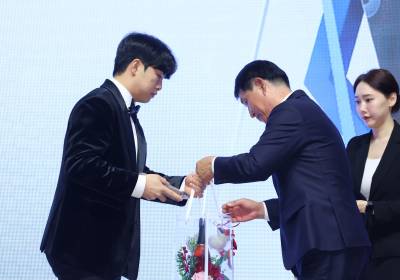 [포토]한화 문현빈, 점프업상 수상