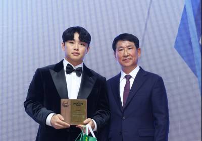 [포토]한화 문현빈, 점프업상 수상 기념촬영