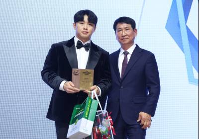 [포토]한화 문현빈, 점프업상 수상 기념촬영